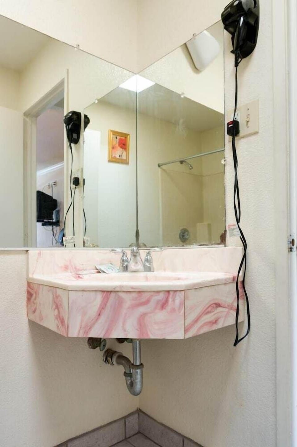 Combined shower/tub, free toiletries, towels