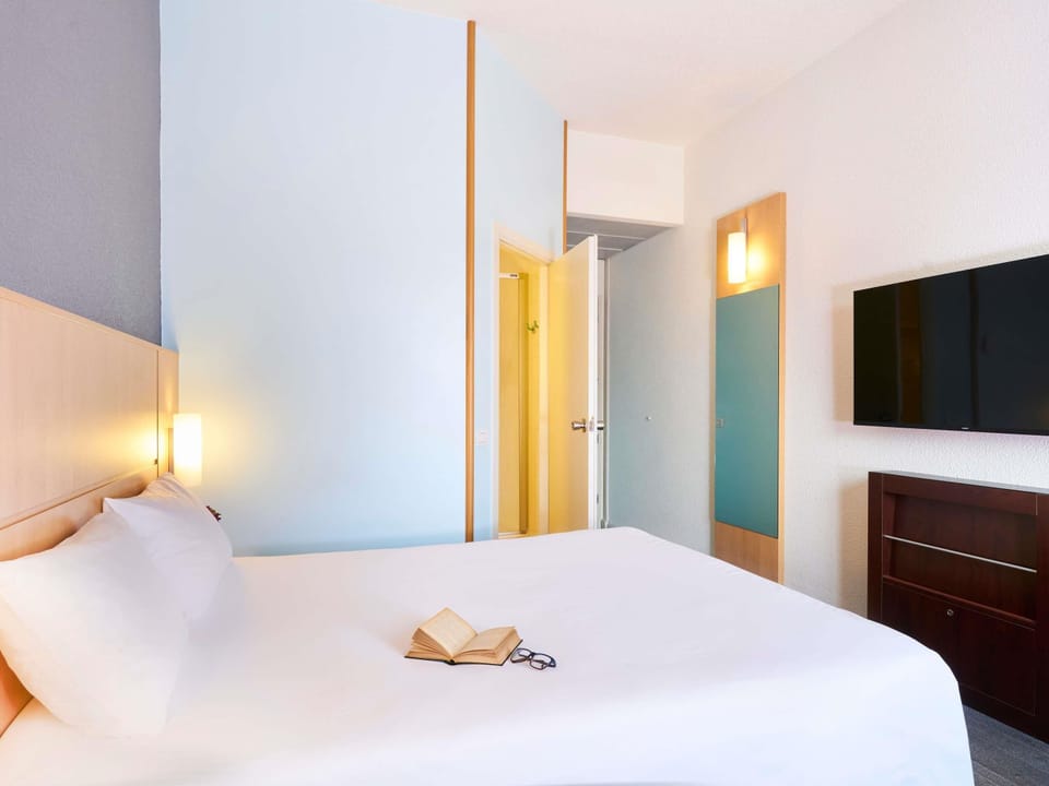 Premium Double Room, 1 Double Bed | In-room safe, desk, soundproofing, iron/ironing board