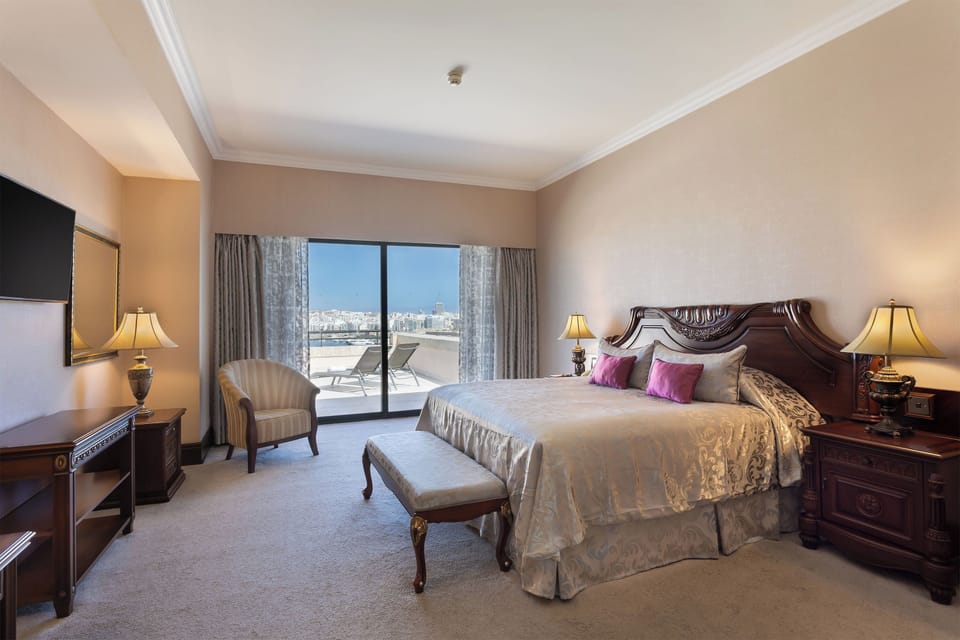 Hypo-allergenic bedding, minibar, in-room safe, individually decorated