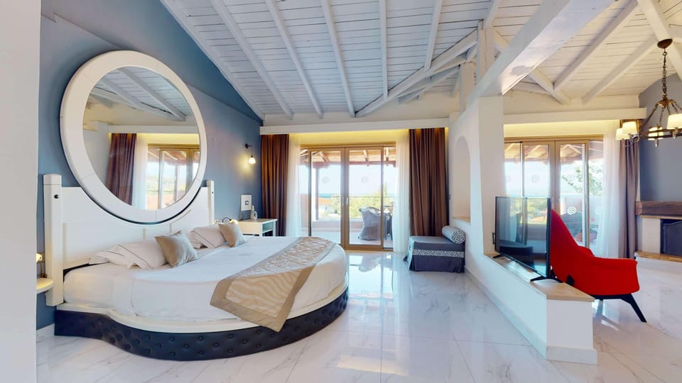 Executive Suite | Minibar, in-room safe, blackout drapes, free WiFi