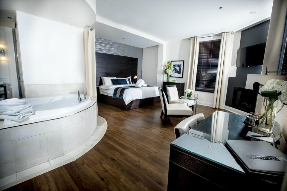 Deluxe Room, 1 King Bed, Jetted Tub | Premium bedding, in-room safe, individually decorated
