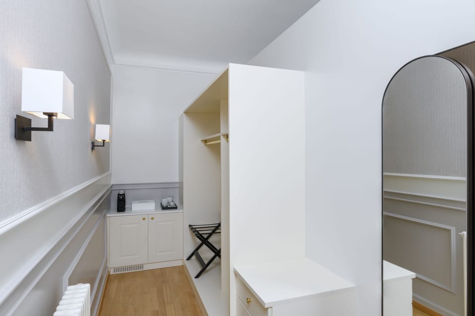 Suite, 1 Queen Bed, Terrace, Lake View | Hypo-allergenic bedding, minibar, in-room safe, desk
