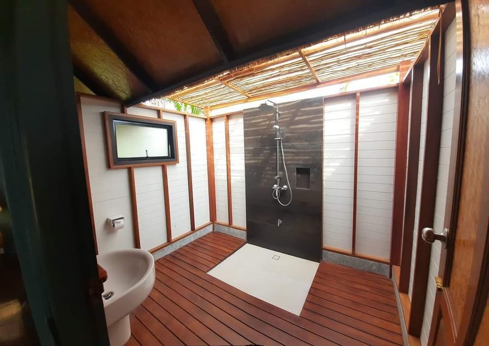 2 Bedroom Seaview | Bathroom | Shower, free toiletries, hair dryer, slippers