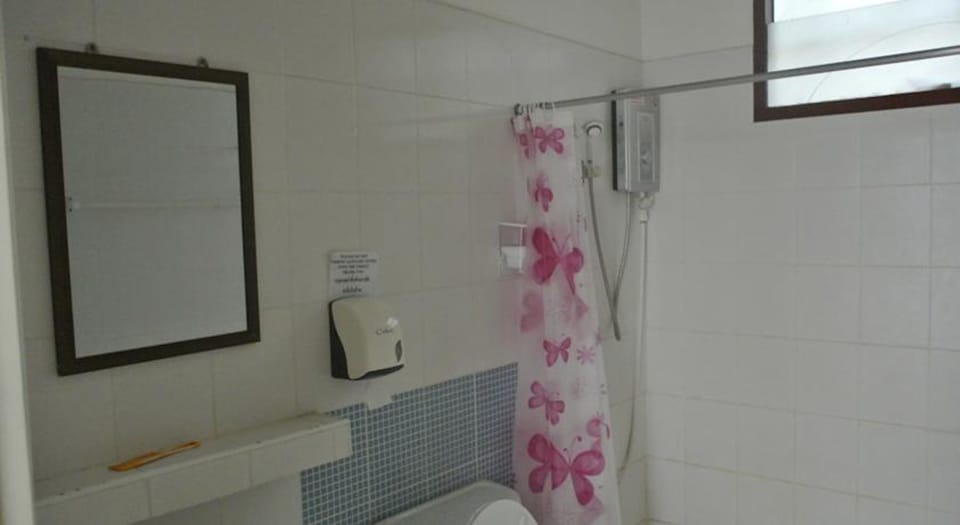Standard Cottage | Bathroom | Shower, towels