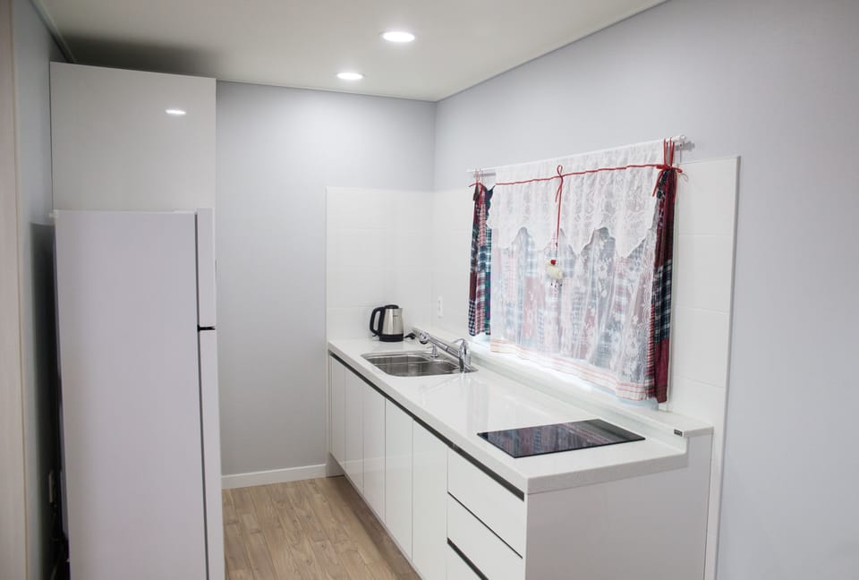 Yolo 3 | Private kitchen | Full-size fridge, microwave, stovetop, electric kettle