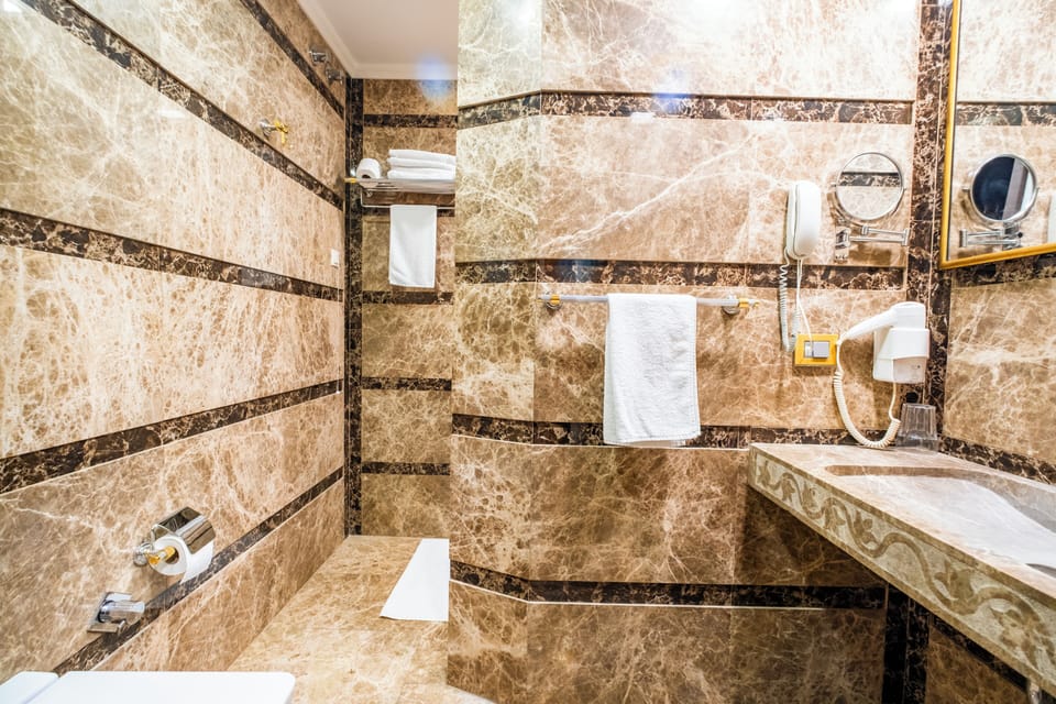 Family Room | In-room safe, desk, soundproofing, bed sheets