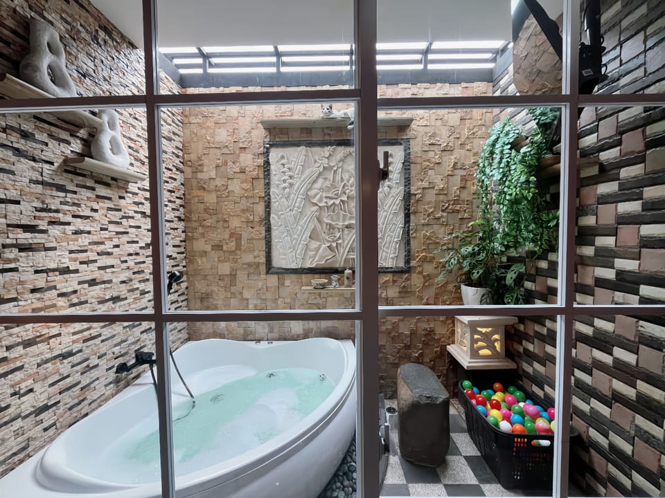 Suite Jacuzzi Room | Desk, blackout drapes, free WiFi, bed sheets