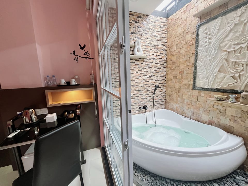 Suite Jacuzzi Room | Desk, blackout drapes, free WiFi, bed sheets