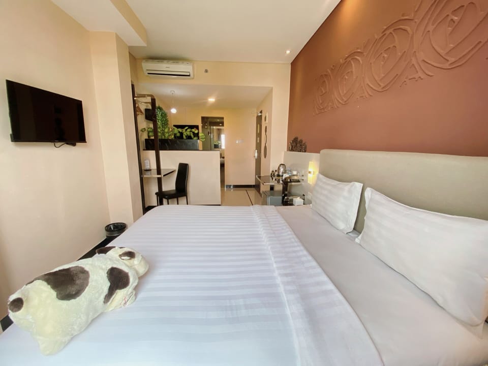Executive Jacuzzi Room | Desk, blackout drapes, free WiFi, bed sheets