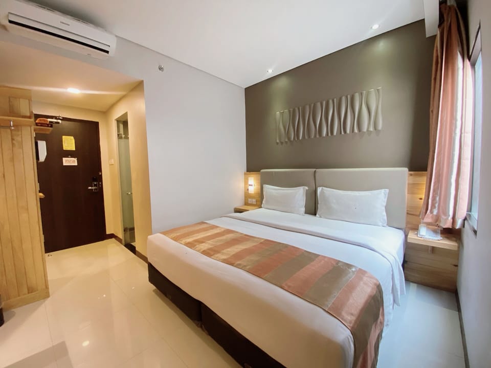 Executive Sauna Room | Desk, blackout drapes, free WiFi, bed sheets