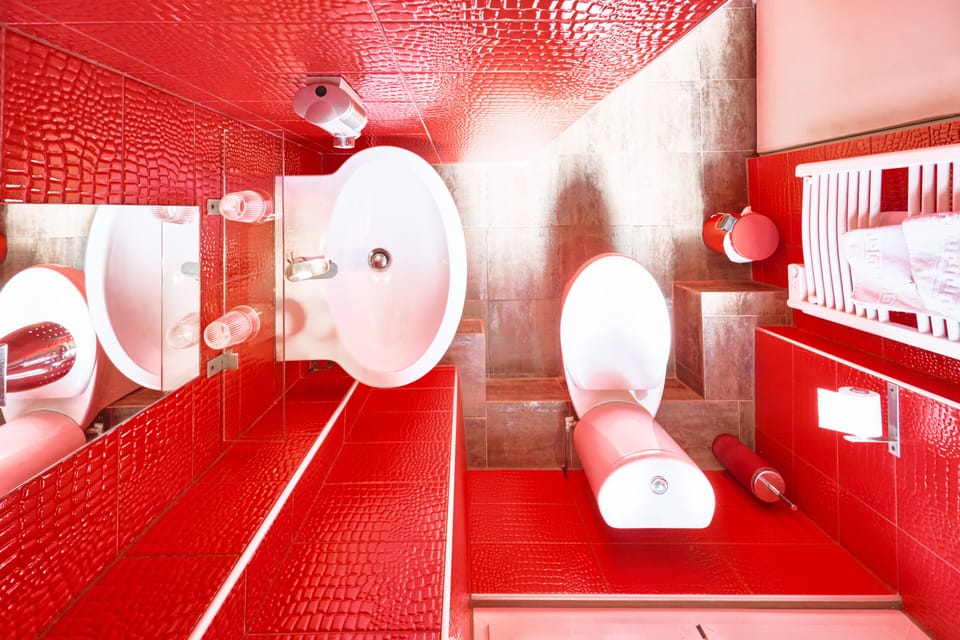 Classic Room | Bathroom | Shower, free toiletries, hair dryer, towels