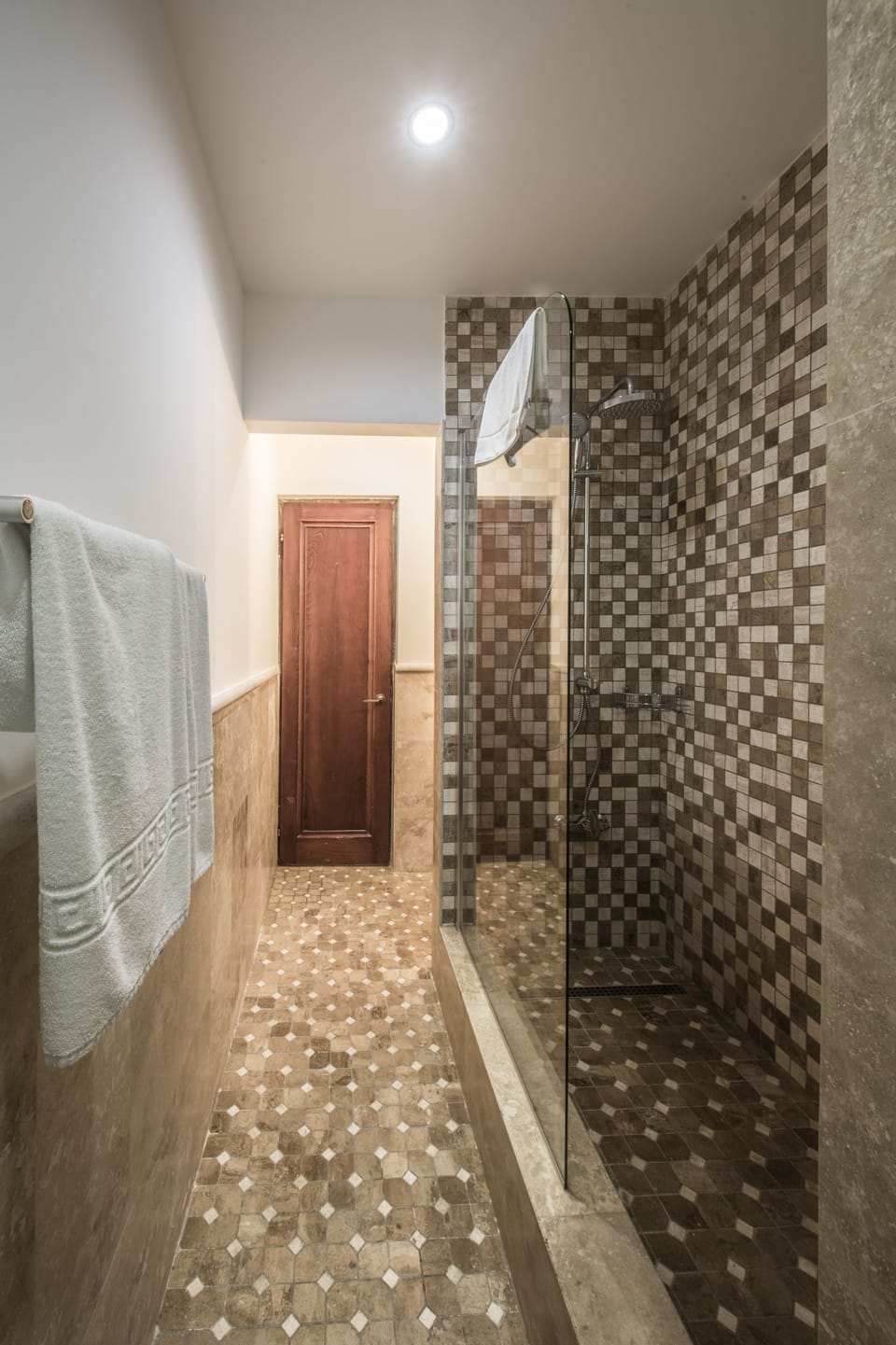 Deluxe Twin Room, City View | Bathroom | Shower, free toiletries, hair dryer, slippers