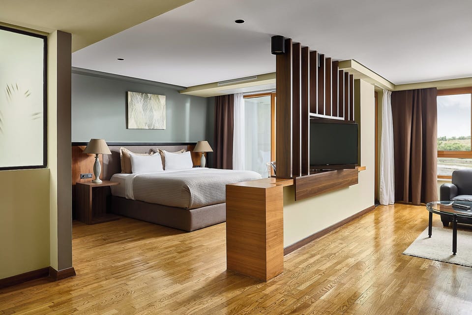 De Lux (Star) Suite with River view  | Premium bedding, minibar, in-room safe, desk