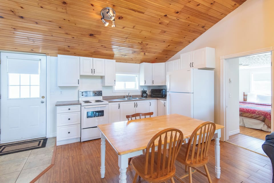 Chalet, 3 Bedrooms, Non Smoking, Jetted Tub | Private kitchen | Fridge, microwave, coffee/tea maker