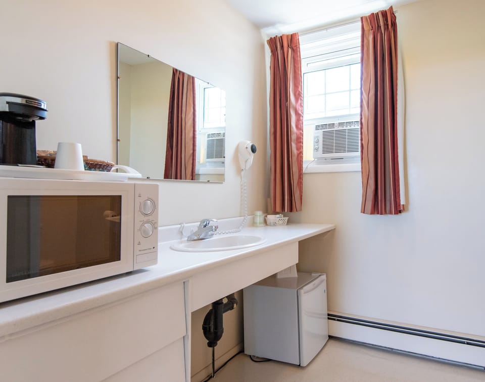 Room, 1 Queen Bed, Non Smoking (Second Floor) | Living area | 32-inch TV with cable channels
