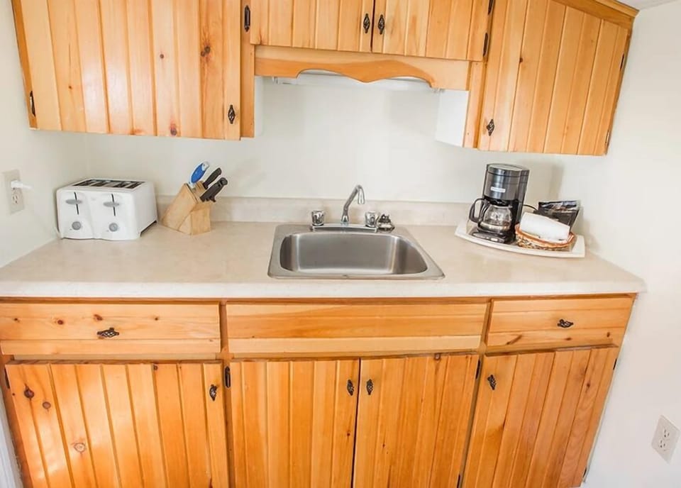 Bungalow, 2 Bedrooms, Non Smoking | Private kitchen | Fridge, microwave, coffee/tea maker