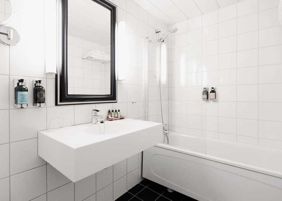 DeLuxe Rom | Bathroom | Towels, soap, shampoo, toilet paper