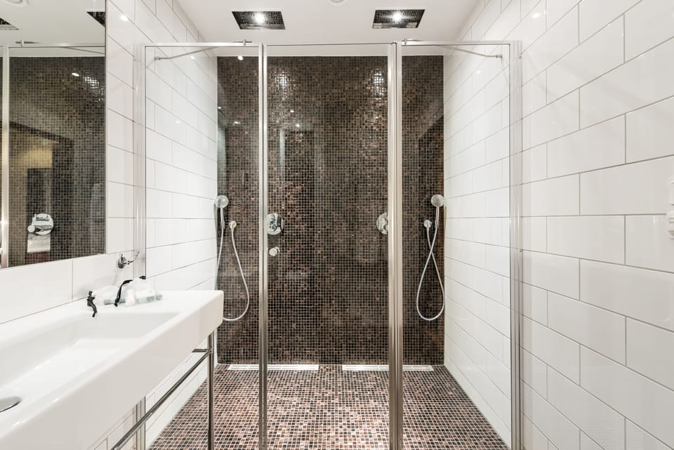 Deluxe Room, 1 Double Bed | Bathroom | Free toiletries, hair dryer, towels