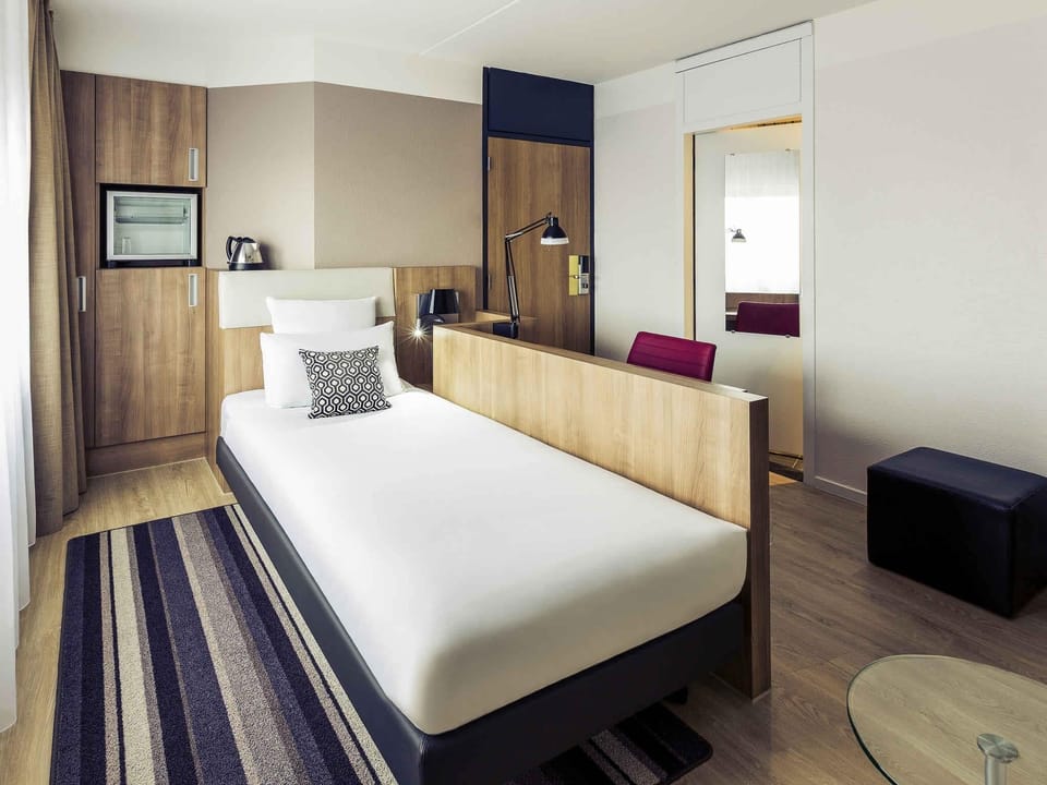 Standard Room, 1 Twin Bed | Minibar, in-room safe, desk, blackout drapes
