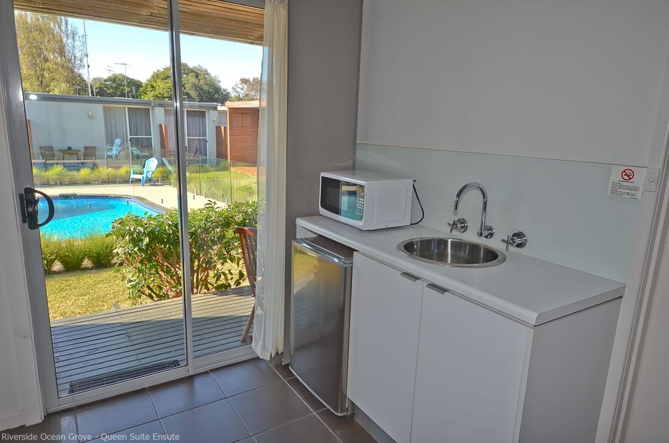 Motel Queen Room | Private kitchenette | Microwave, coffee/tea maker, electric kettle, cookware/dishes/utensils