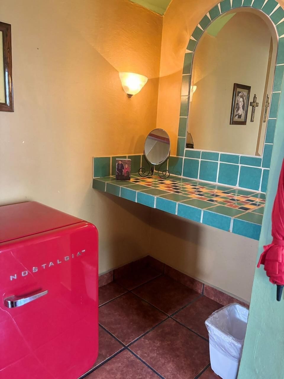1-Frida | Bathroom | Hair dryer, towels, soap, shampoo