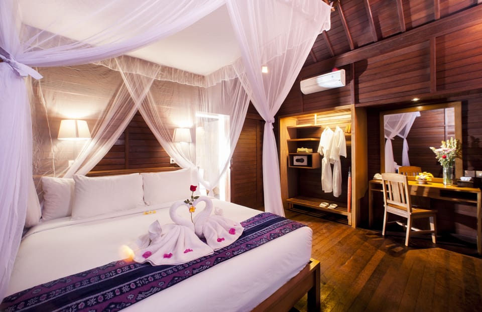 Signature Room, 1 King Bed, Balcony, Garden View | Memory foam beds, minibar, in-room safe, desk
