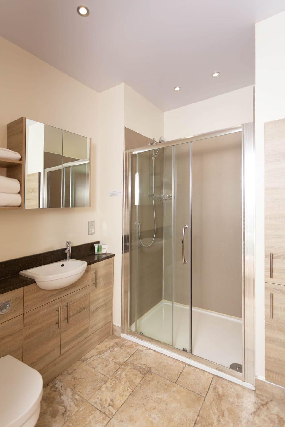 Shower, free toiletries, towels