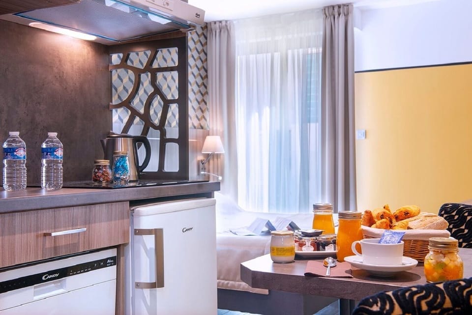 Studio, Kitchen | Minibar, in-room safe, individually furnished, desk