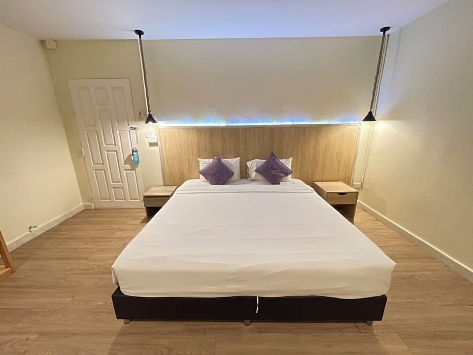 Standard Riverview | Desk, free WiFi