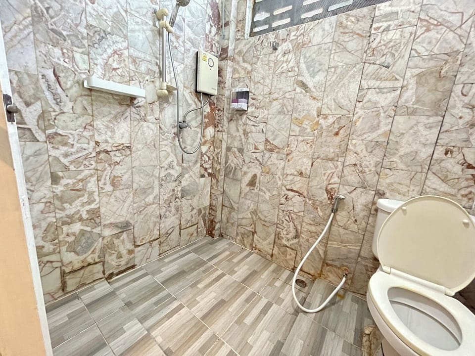 Standard Riverview | Bathroom | Shower, free toiletries, hair dryer, towels
