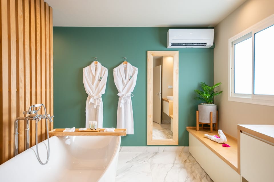 Junior Suite | Bathroom | Shower, rainfall showerhead, eco-friendly toiletries, hair dryer