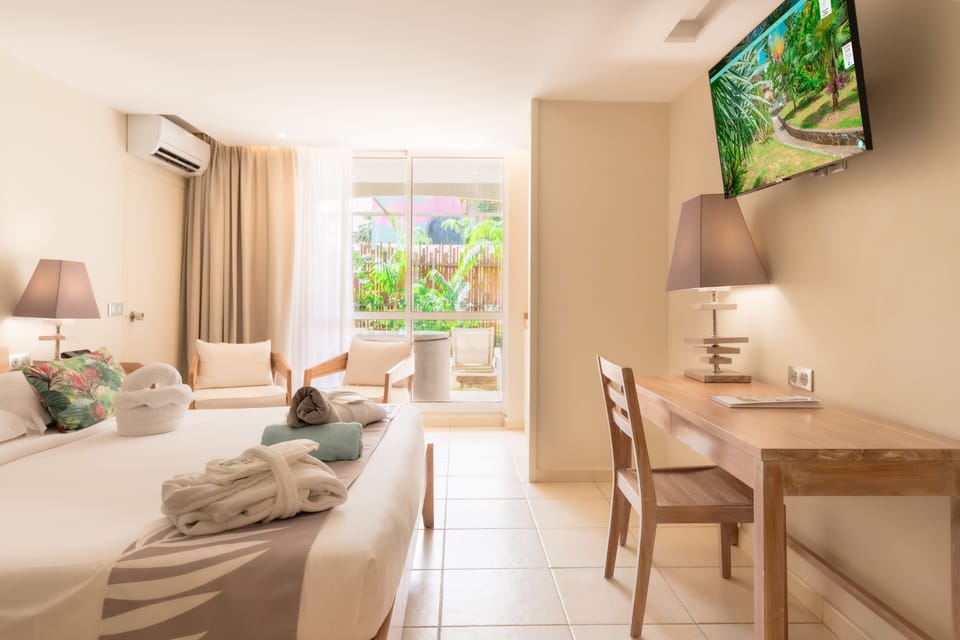 Superior Room, 1 Queen Bed | Premium bedding, in-room safe, laptop workspace, blackout drapes