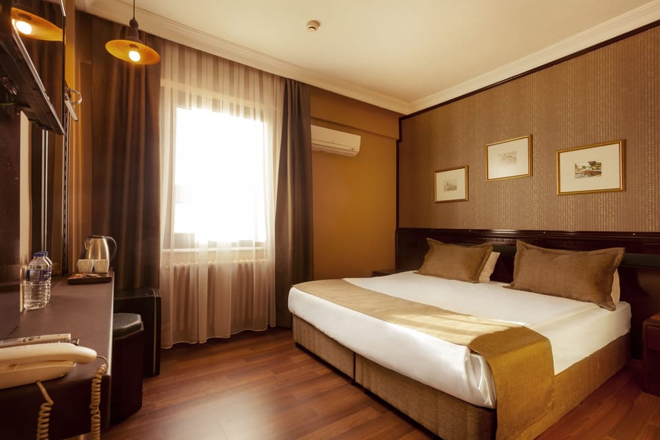 Basic Suite, 1 Queen Bed | Minibar, in-room safe, desk, soundproofing