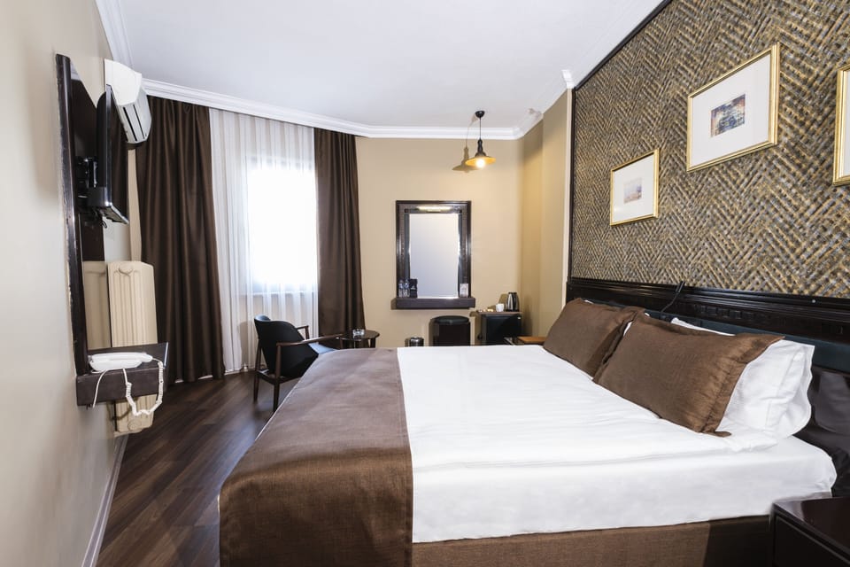Basic Double Room | Minibar, in-room safe, desk, soundproofing