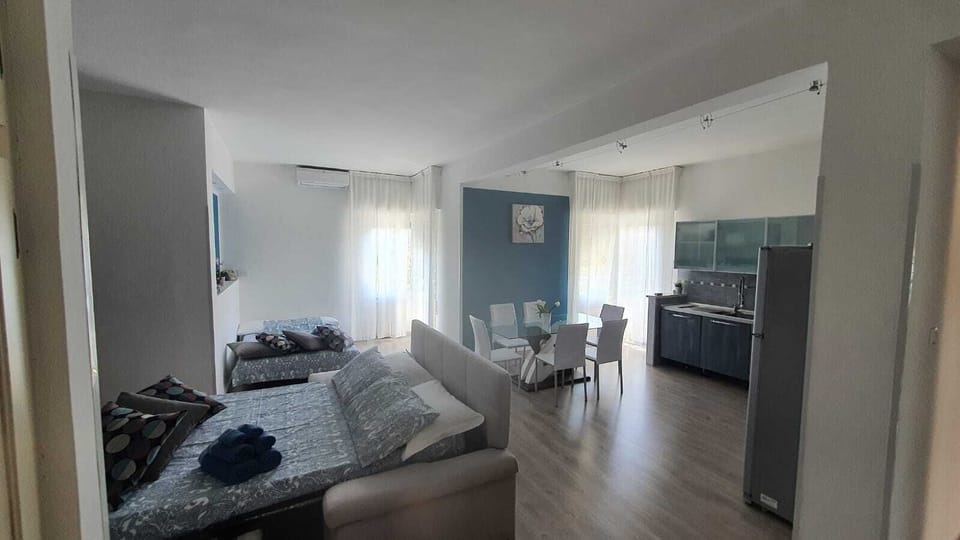 Frette Italian sheets, premium bedding, down comforters, in-room safe