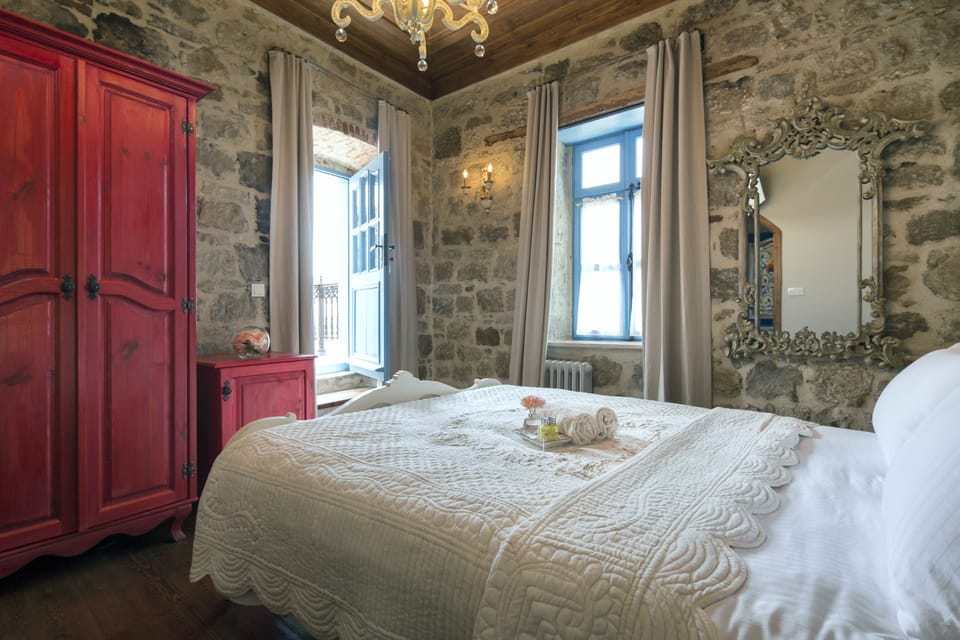 Deluxe Double Room, Balcony | Minibar, in-room safe, individually decorated, individually furnished