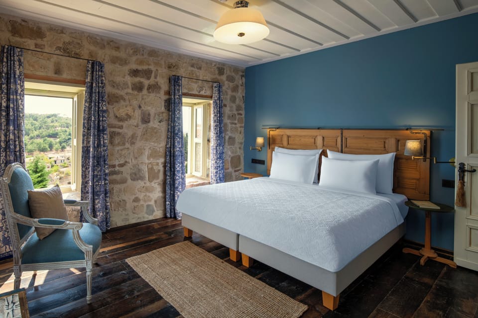 Deluxe Double Room, Garden View | Minibar, in-room safe, desk, soundproofing