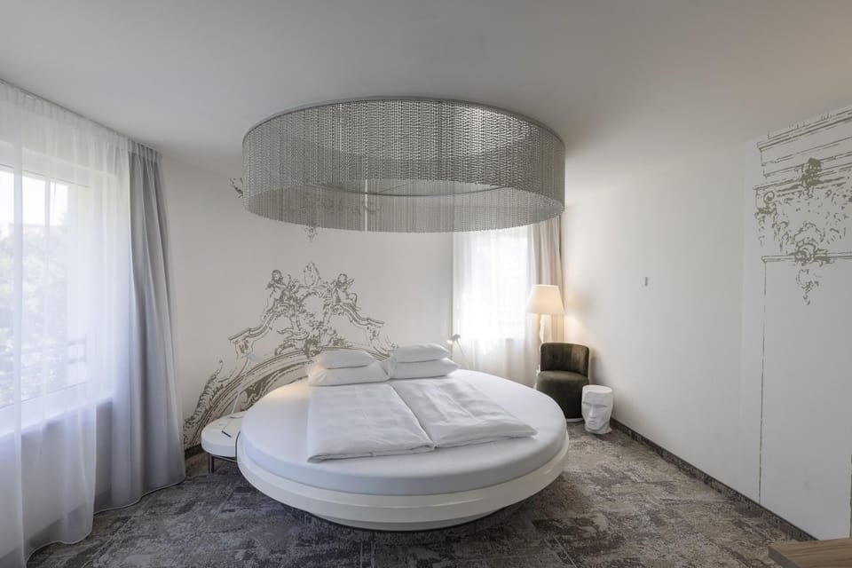Junior Suite | In-room safe, desk, laptop workspace, blackout drapes