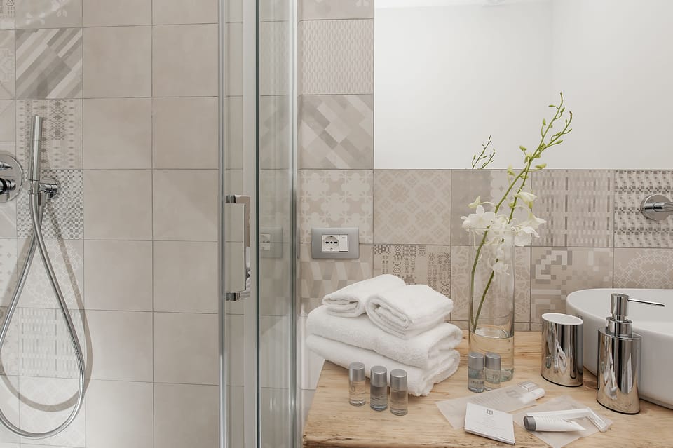 Deluxe Double Room | Bathroom | Shower, free toiletries, slippers, bidet
