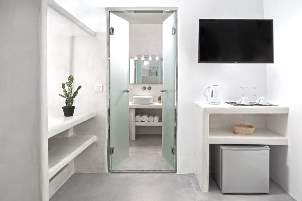 Double Room (Cave, Shared Terrace) | Premium bedding, minibar, in-room safe, soundproofing