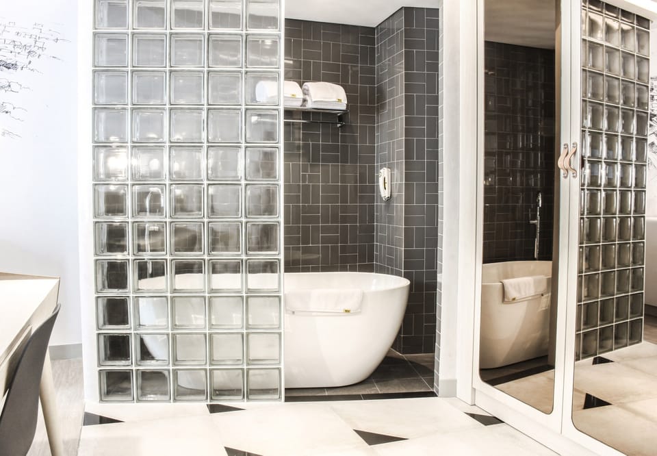 Suite (Yello) | Bathroom | Free toiletries, hair dryer, slippers, towels