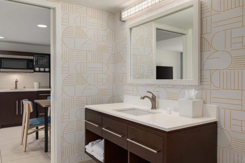 Suite, 1 Bedroom, Non Smoking | Bathroom | Free toiletries, towels