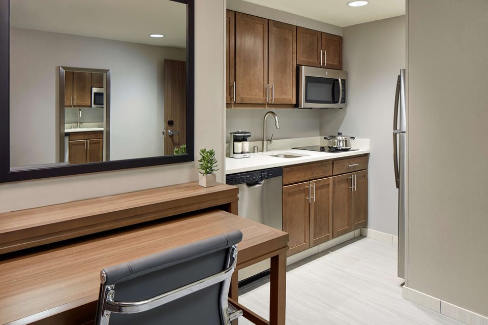 Full-size fridge, microwave, stovetop, dishwasher