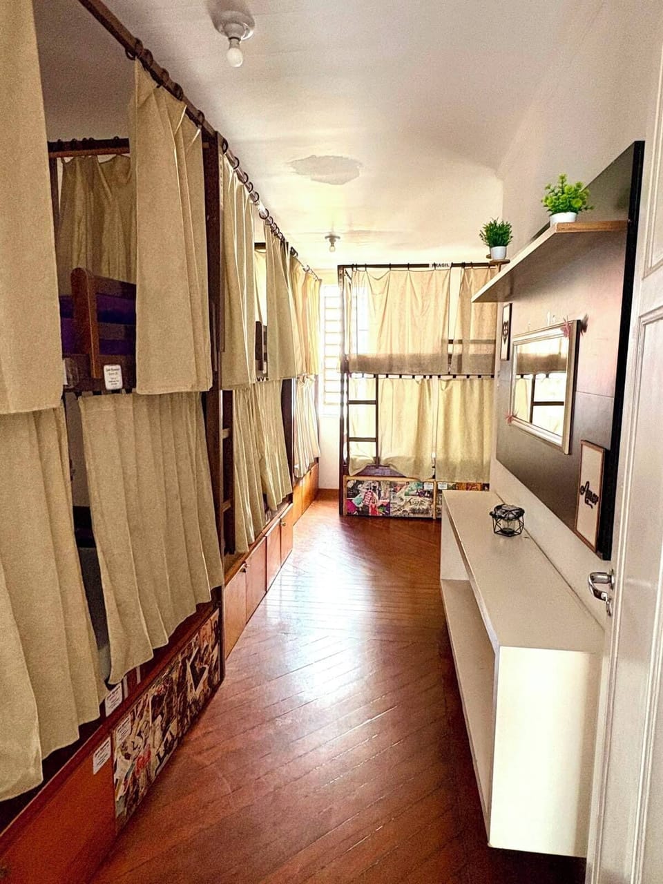 Cama em dormitorio feminino com 8 camas e ventilador | WiFi (free), bed sheets