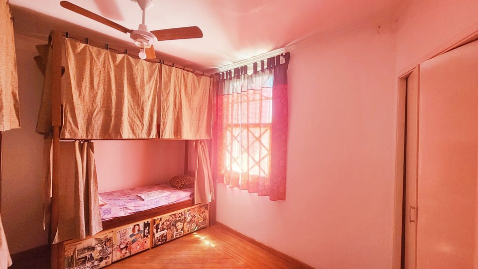 Cama em dormitorio misto com 4 camas e ventilador | WiFi (free), bed sheets
