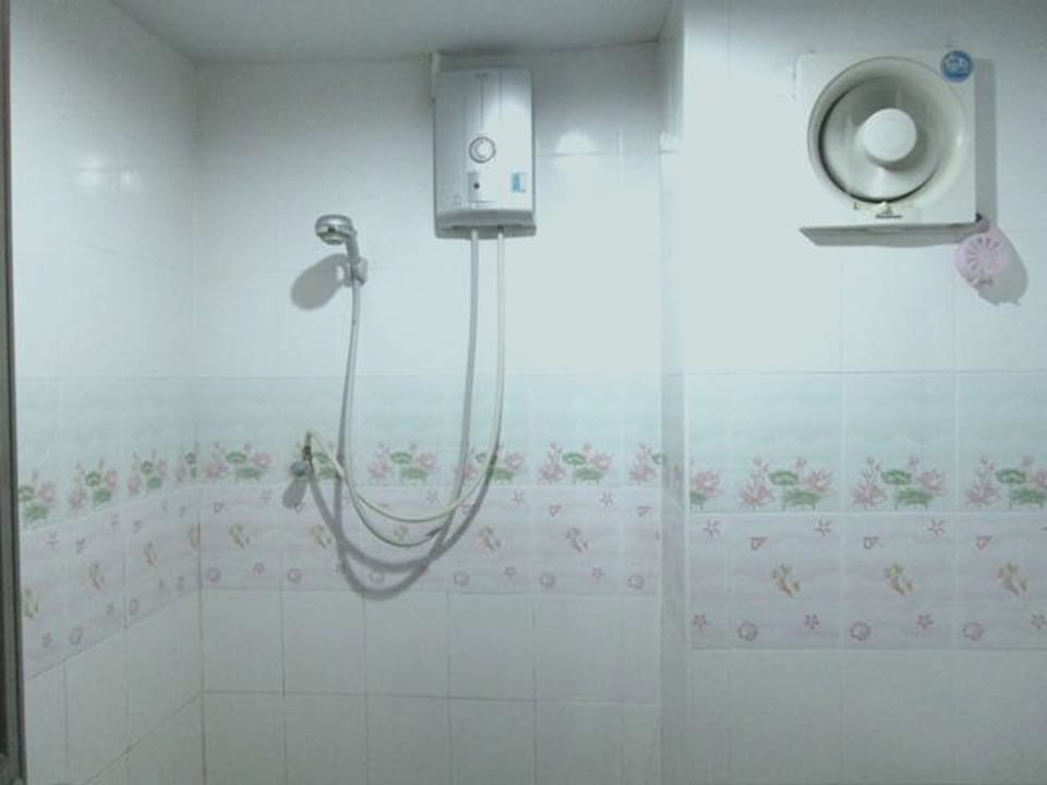 Standard Double Room | Bathroom | Shower, free toiletries, towels