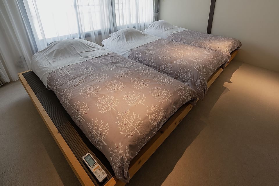 Simple Modern Deluxe Triple Room with Bathroom, Non Smoking | WiFi (free), bed sheets