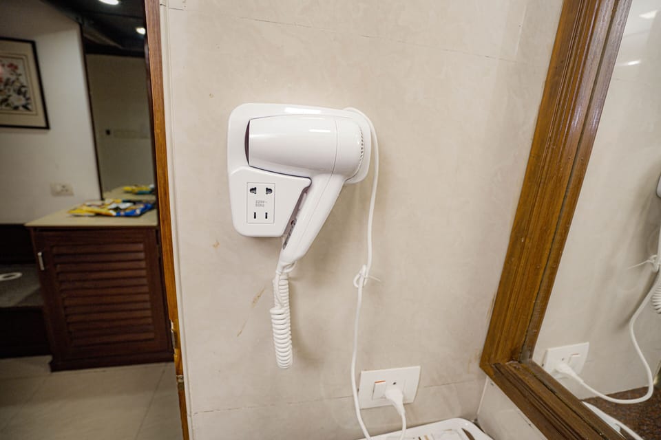 Executive Room | Bathroom | Shower, free toiletries, hair dryer, towels