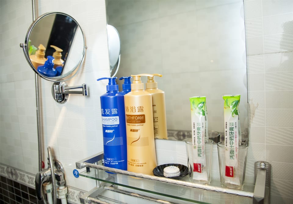 Shower, hydromassage showerhead, free toiletries, hair dryer