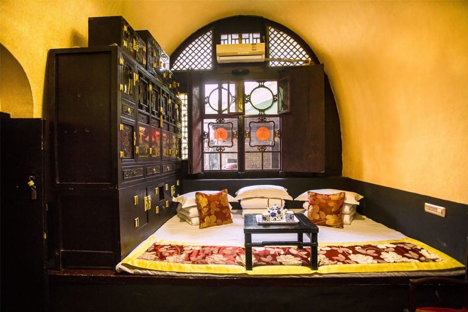 Suite | Desk, laptop workspace, blackout drapes, soundproofing